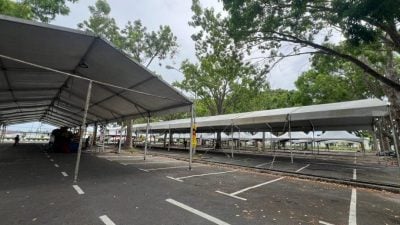 室内体育馆迎办砂拉越日庆典．场地布置如火如荼