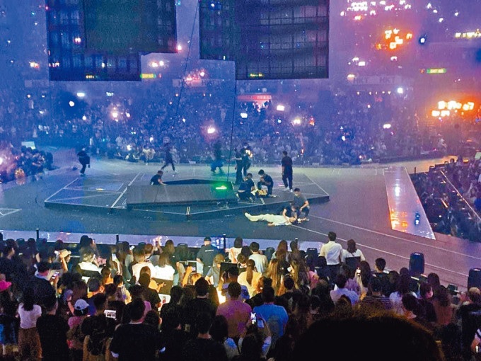 MIRROR演唱会坠屏意外|阿Mo首公开术后正面照 颈部现插喉伤口