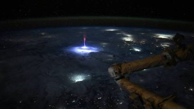 太空人拍下罕见“红色精灵” 30年神秘现象曝光