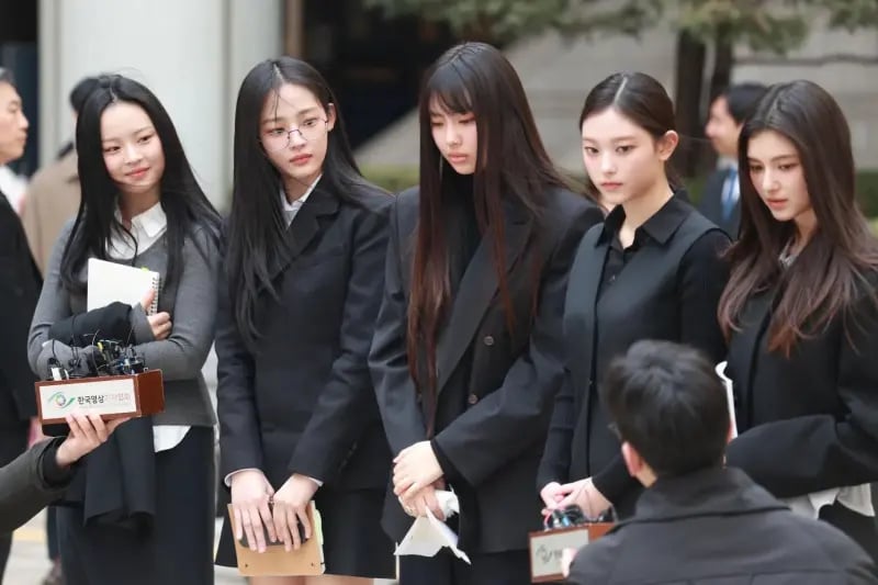 NewJeans庭审中插话抗议 遭法官喝止：克制一下