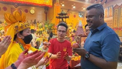 数百善信聚集金观音庙庆观音诞