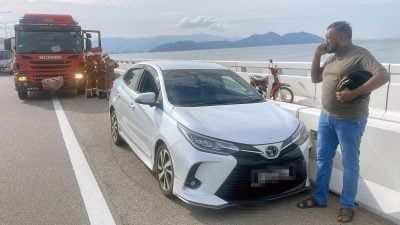 视频 | 民众投报轿车撞隔离带致车门无法打开 消防员赶抵现场后啼笑皆非