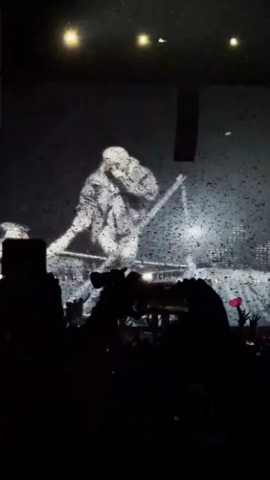 Rosé演唱半途摔下楼梯 秒爬起续唱获赞