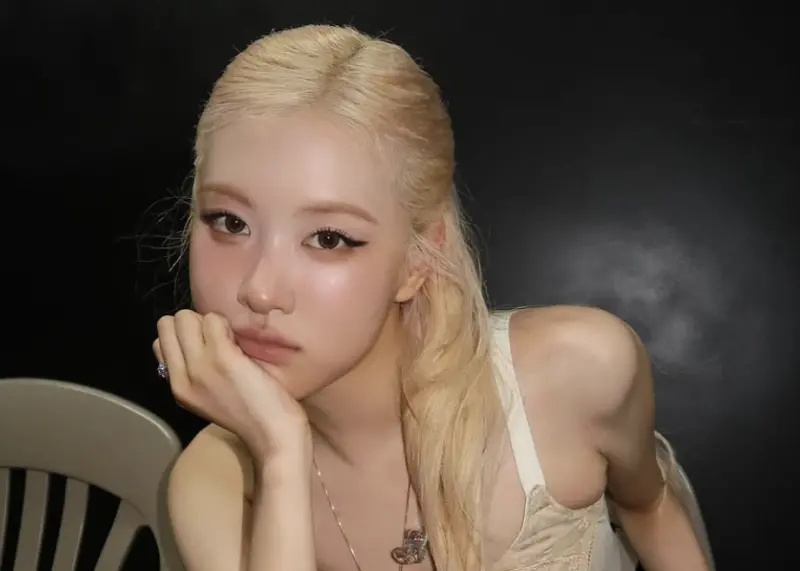 Rosé演唱半途摔下楼梯 秒爬起续唱获赞