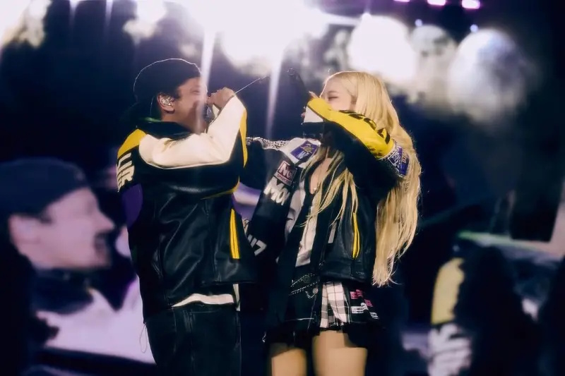 Rosé演唱半途摔下楼梯 秒爬起续唱获赞