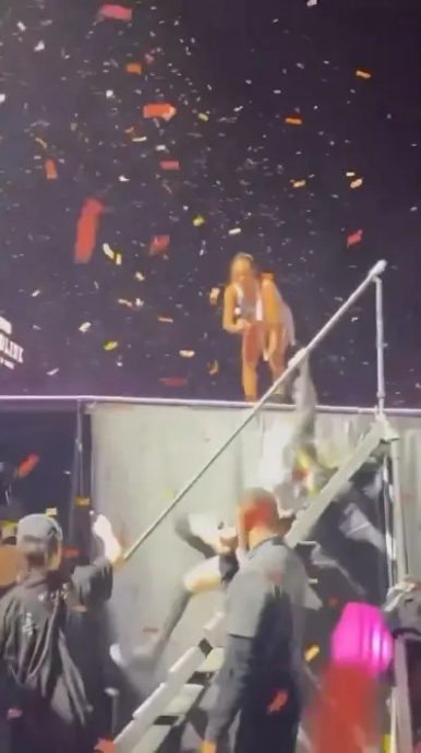 Rosé演唱半途摔下楼梯 秒爬起续唱获赞