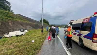 雨天路滑失控 . 车撞山壁1死2伤
