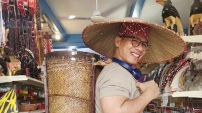 游诗巫巧遇传统藤篮 西马藤艺迷直呼幸运