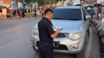 随意停放阻碍交通 . 文化节非法泊车罚150
