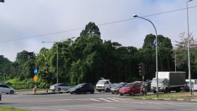 黄顺开路拓寛车道 . 增红绿灯通車率10月竣工