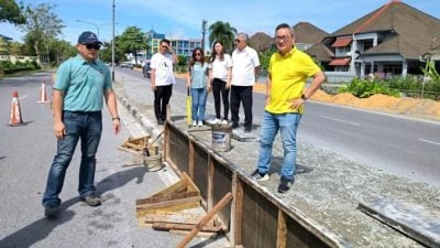 程明智巡视黄顺开路扩建 . 400公尺车道拓寛耗资逾百万