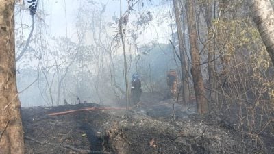实拉兰垃圾填埋场又起火狂烧 . 消拯局：地下火苗难灭挑战重重
