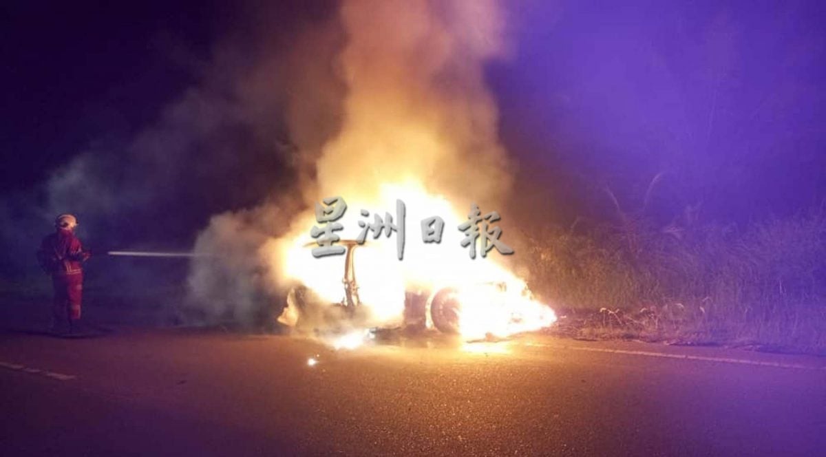 宝马轿车起火燃烧 无人伤亡