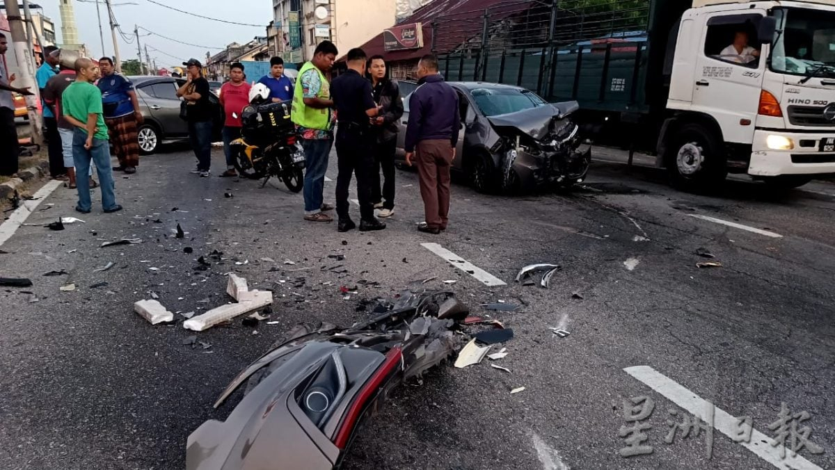 2车迎面相撞 3母女受伤送院