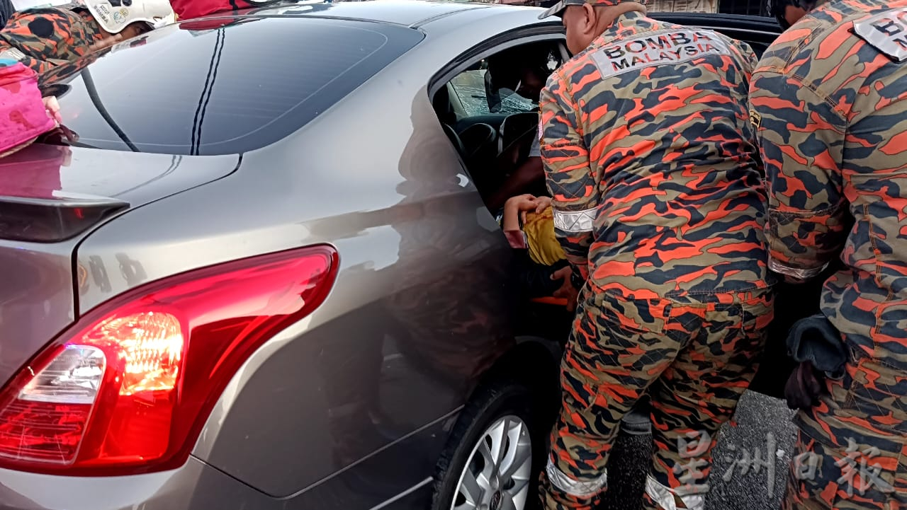 2车迎面相撞 3母女受伤送院