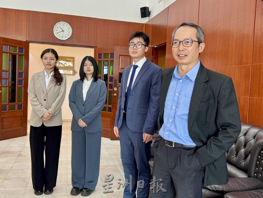 中国学生拜会刘子健