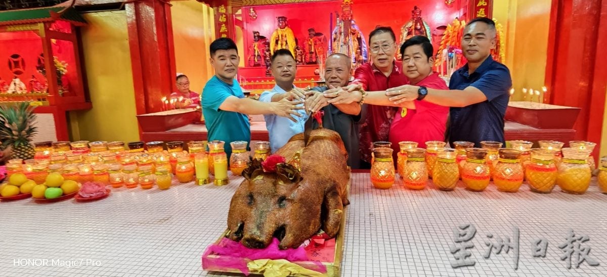 关丹华团联合会副会长石全伟赞扬关丹广福庙庆祝2025年大伯公千秋宝诞，因庆祝宝诞活动不仅展现了庙宇的凝聚力，也强化了社区的团结与信仰的力量