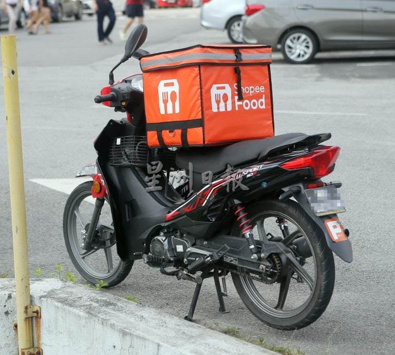 送餐员被撞后逃 路过警员以车护骑士