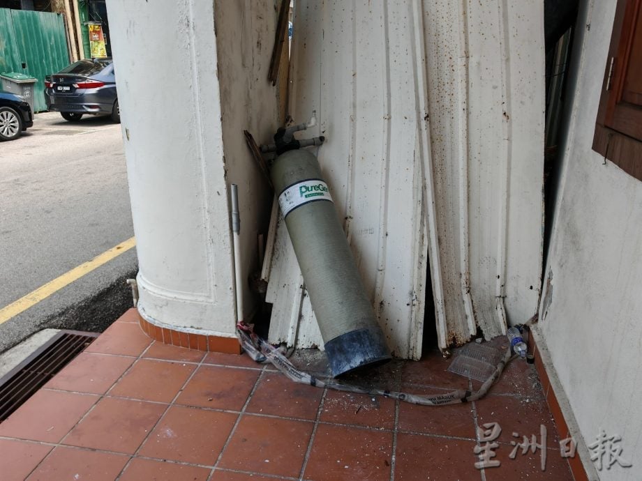 玻璃窗脱落，部分摇摇欲坠，部分掉在屋檐上