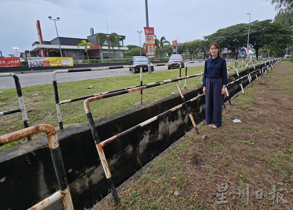 疑泥土流失导致沟壁移位，柠檬眼交通灯前围栏东歪西倒