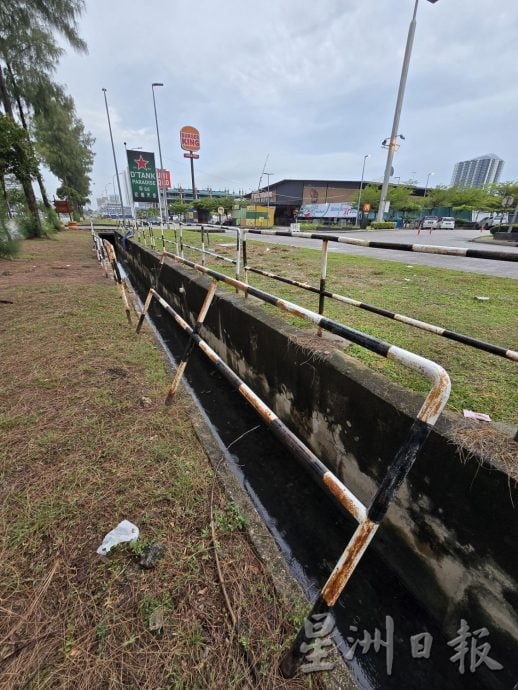 疑泥土流失导致沟壁移位，柠檬眼交通灯前围栏东歪西倒