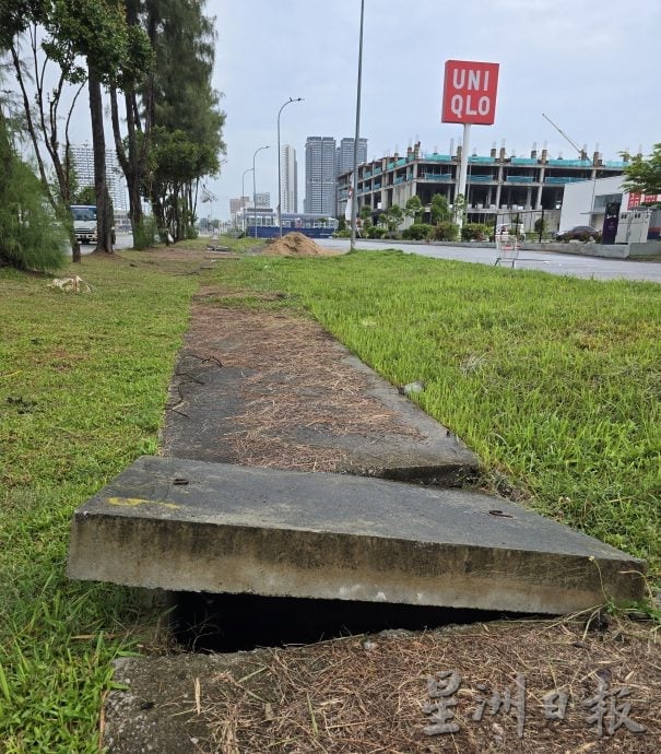 疑泥土流失导致沟壁移位，柠檬眼交通灯前围栏东歪西倒