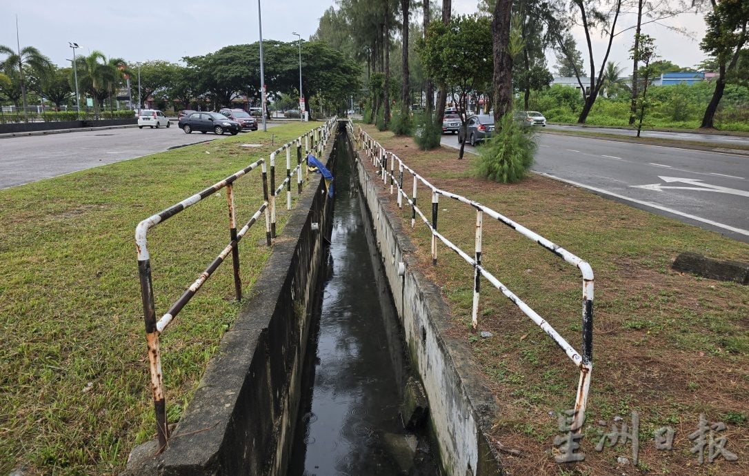 疑泥土流失导致沟壁移位，柠檬眼交通灯前围栏东歪西倒