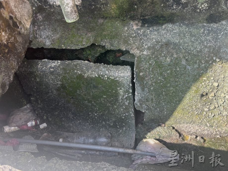 住宅区沟渠年久失修，居民担心坍塌影响房子结构