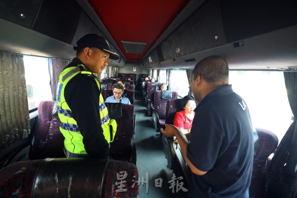 **已签发**柔：封面：特稿〡强制系安全带  长巴乘客与司机皆说赞 
