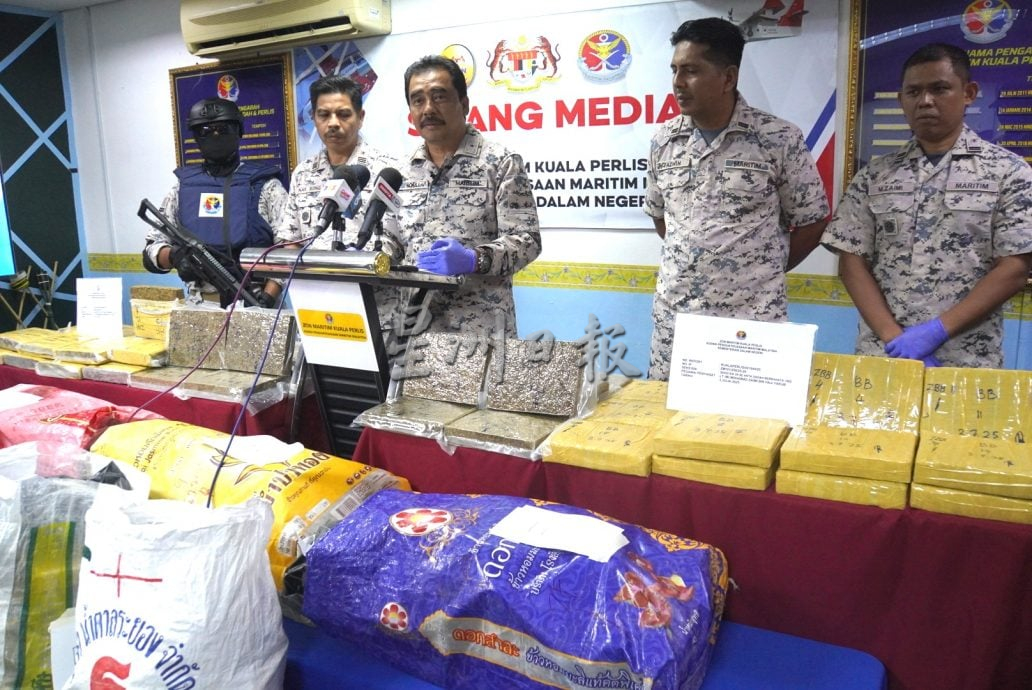 （大北马）APMM发现摸黑出海可疑船，用夜视仪监视2小时起170公斤大麻砖