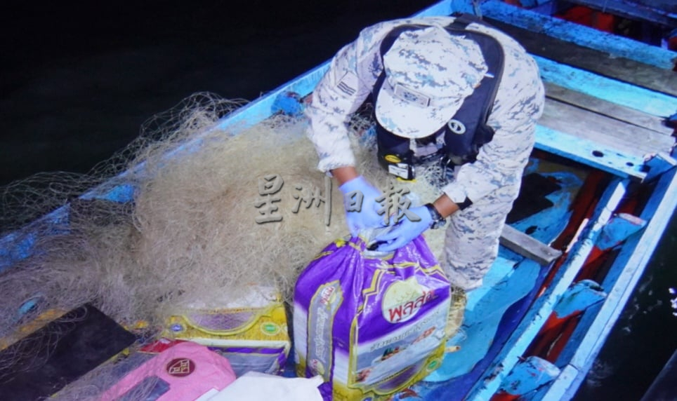 （大北马）APMM发现摸黑出海可疑船，用夜视仪监视2小时起170公斤大麻砖