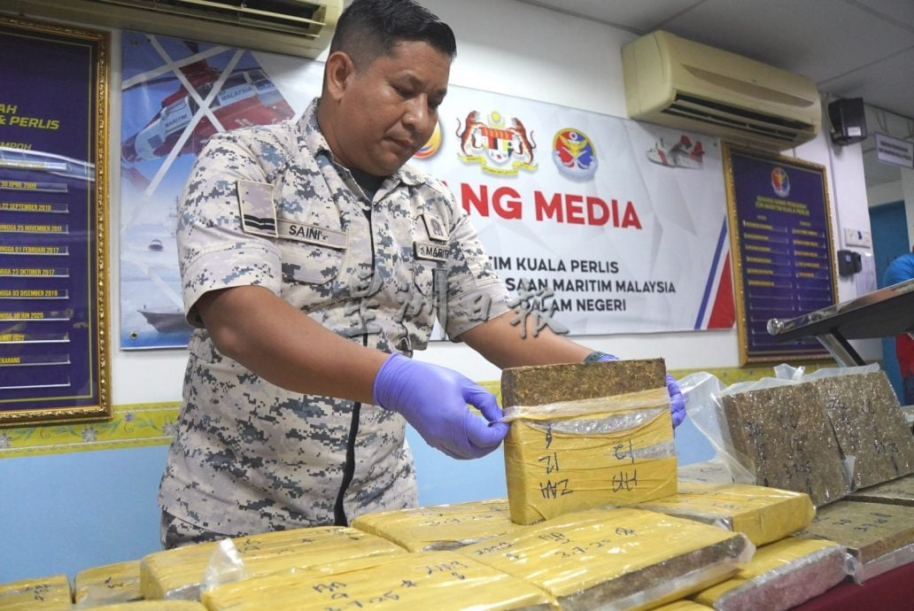 （大北马）APMM发现摸黑出海可疑船，用夜视仪监视2小时起170公斤大麻砖