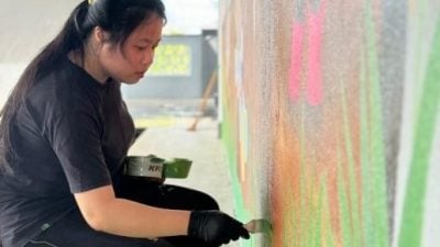 母校百年校庆唤醒情感 方芷靖画壁画献培育