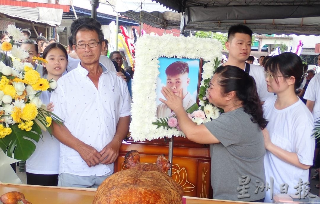 大道二死车祸/往怡售鲜鱼途中车祸双亡 2青年举殡约千人送别