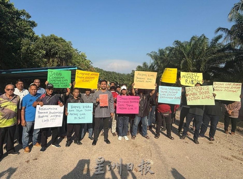 再迪与50居民高举海报 反对弄边建浪浪收容所