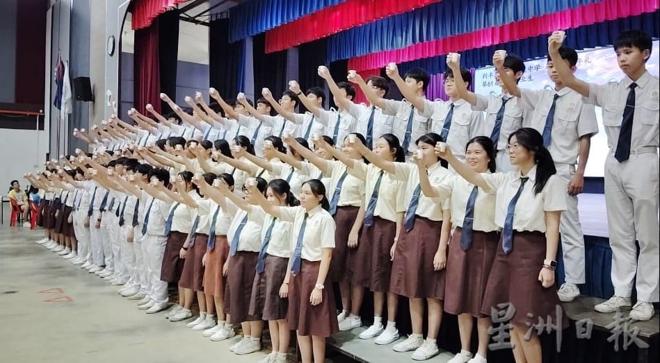 (已签发)柔:**版头**利丰港培华独中办成年礼 77高三生迈入成人阶段
