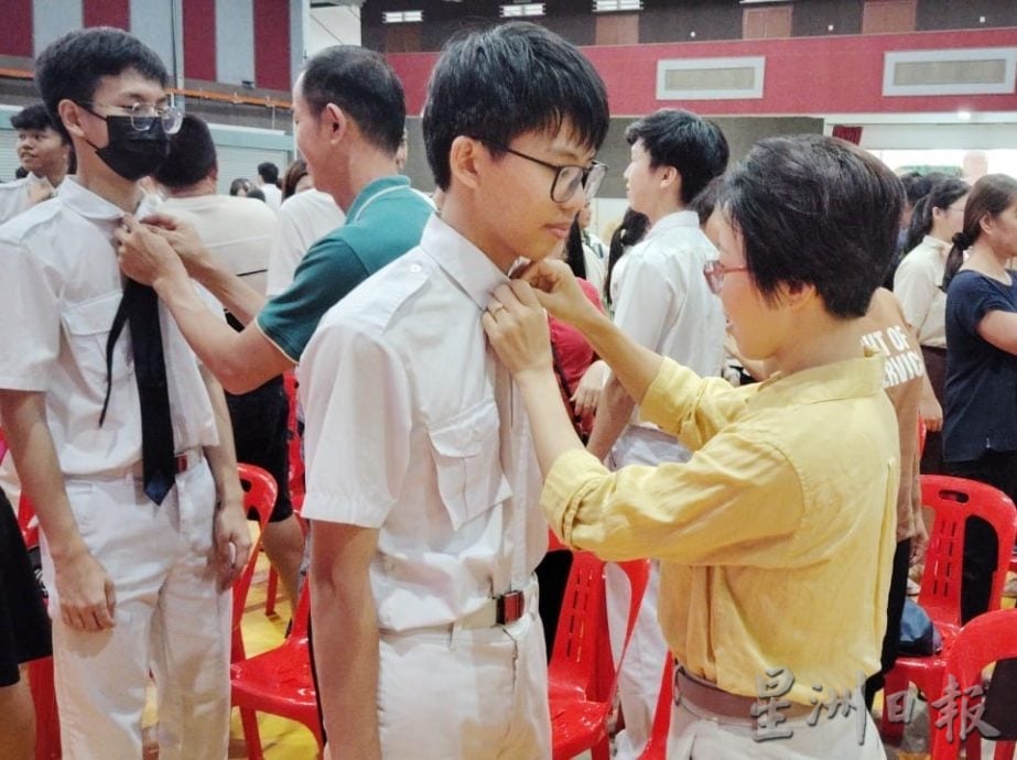 (已签发)柔:**版头**利丰港培华独中办成年礼 77高三生迈入成人阶段