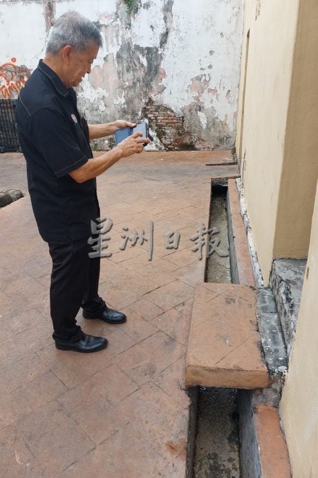 (古城版)吉灵街后巷水沟多年来流入厨余残羹