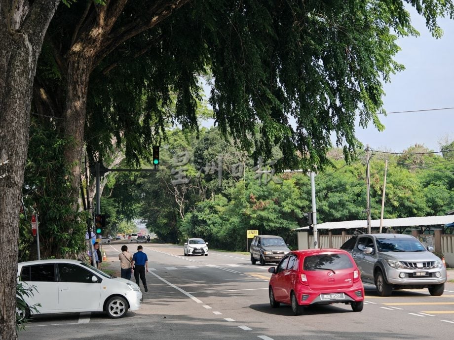 （古城封面副文）益智小学道路车速快，大桥看不清桥下路口常和进学校的车子发生意外
