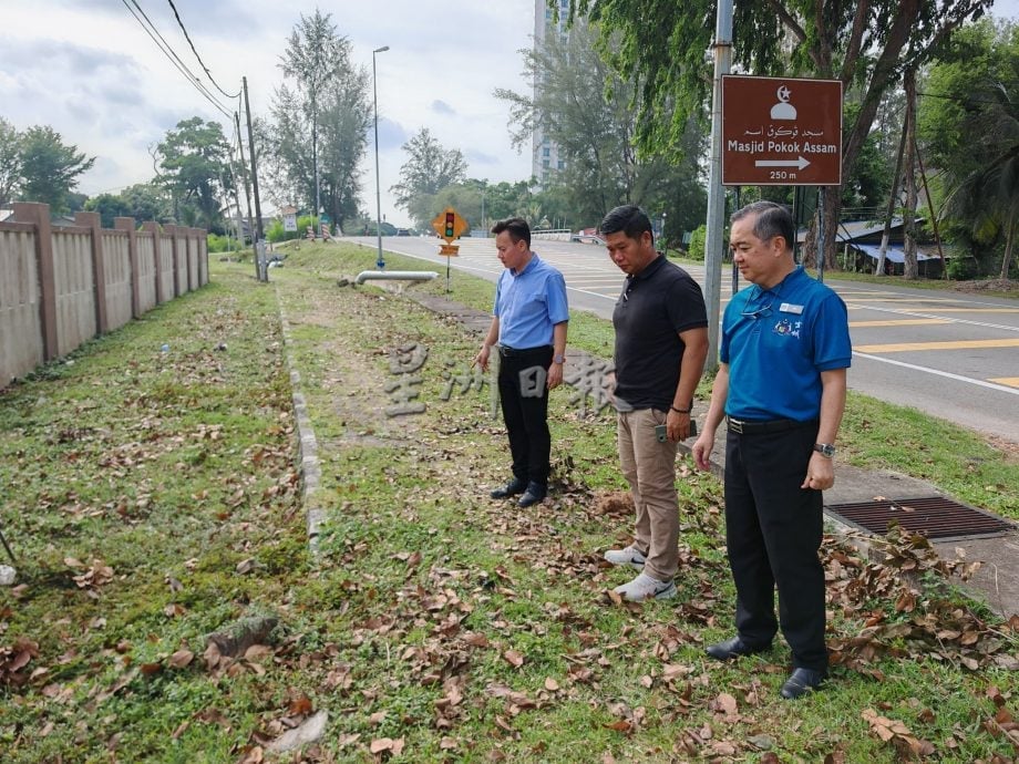 (古城封面副文)益智小学道路车速快,大桥看不清桥下路口常和进学校的车子发生意外