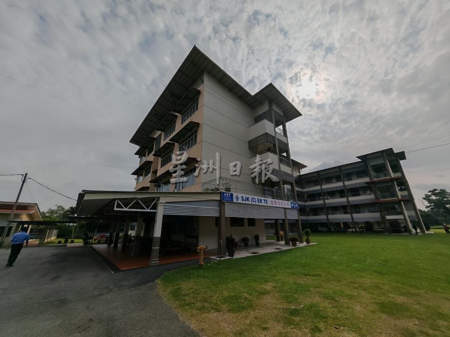 （古城封面副文）益智小学道路车速快，大桥看不清桥下路口常和进学校的车子发生意外