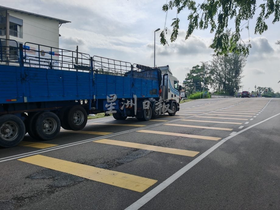 （古城封面副文）益智小学道路车速快，大桥看不清桥下路口常和进学校的车子发生意外