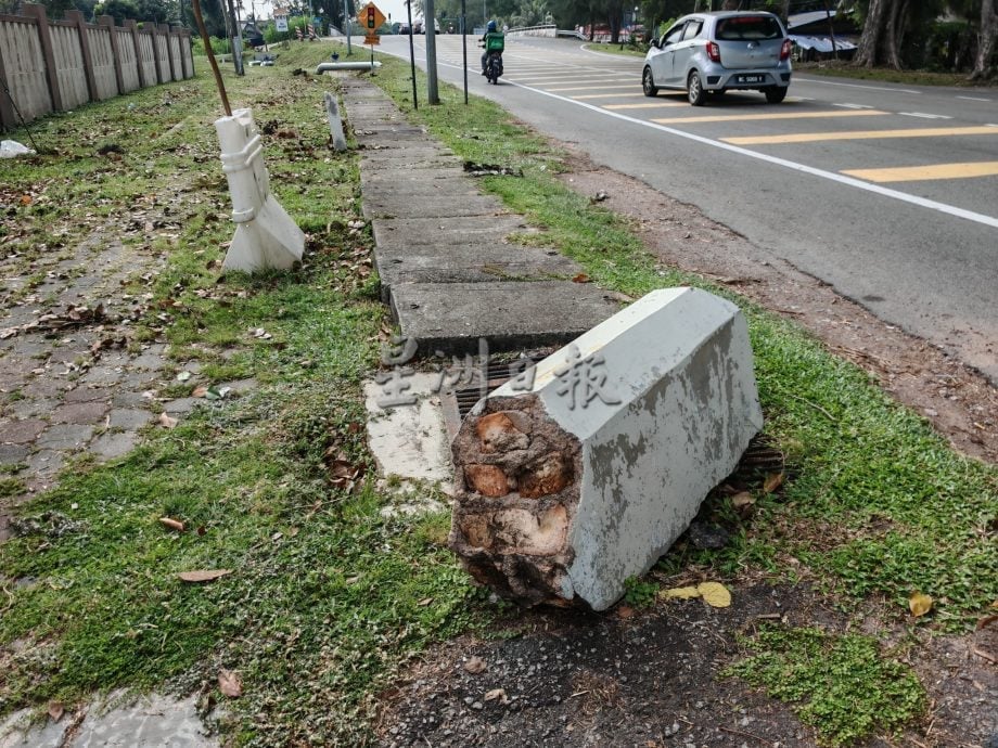 (古城封面副文)益智小学道路车速快,大桥看不清桥下路口常和进学校的车子发生意外