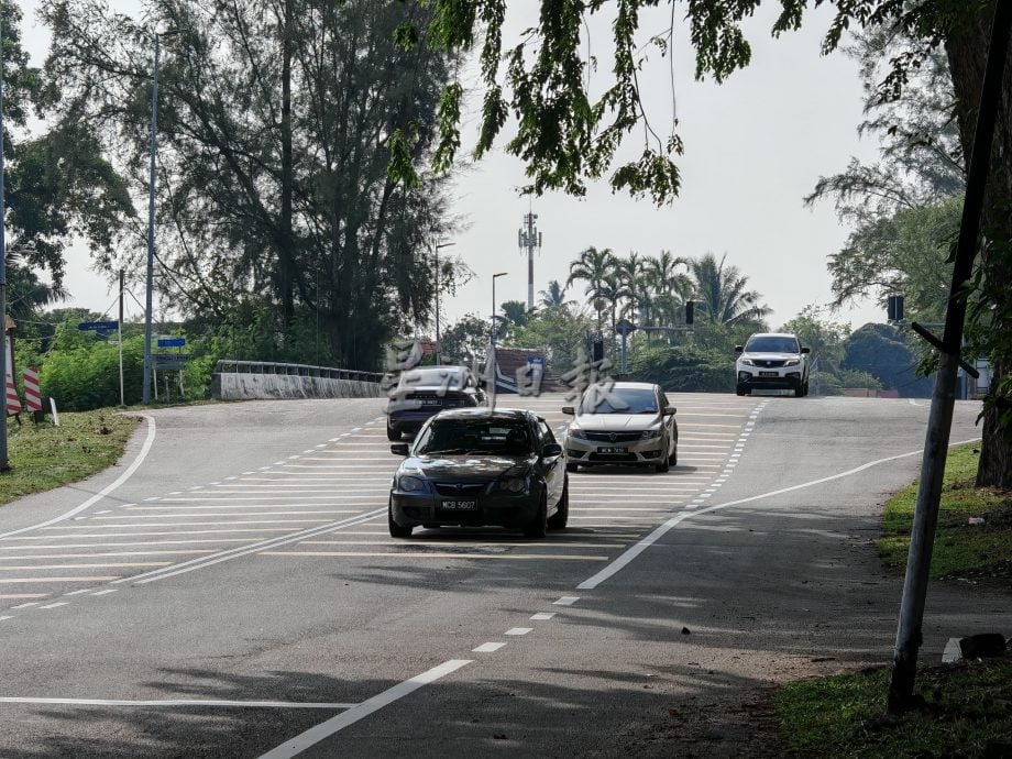 （古城封面副文）益智小学道路车速快，大桥看不清桥下路口常和进学校的车子发生意外