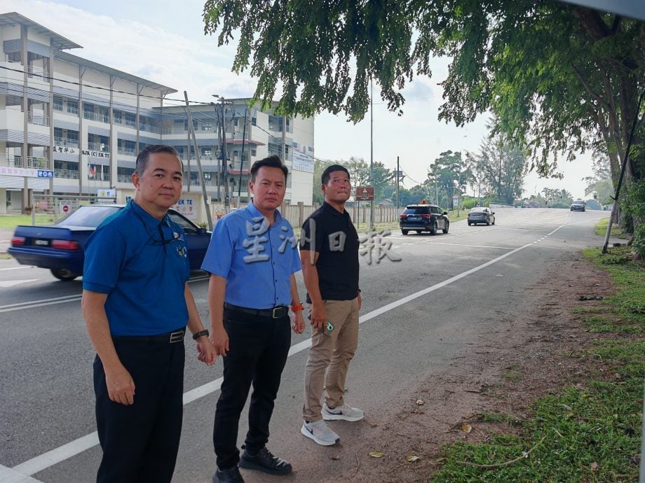 （古城封面副文）益智小学道路车速快，大桥看不清桥下路口常和进学校的车子发生意外