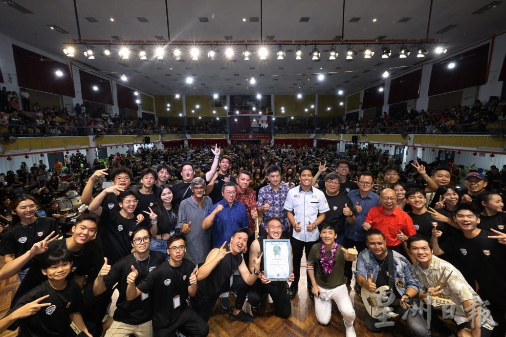 全国版：芙中128套爵士鼓齐奏创大马纪录