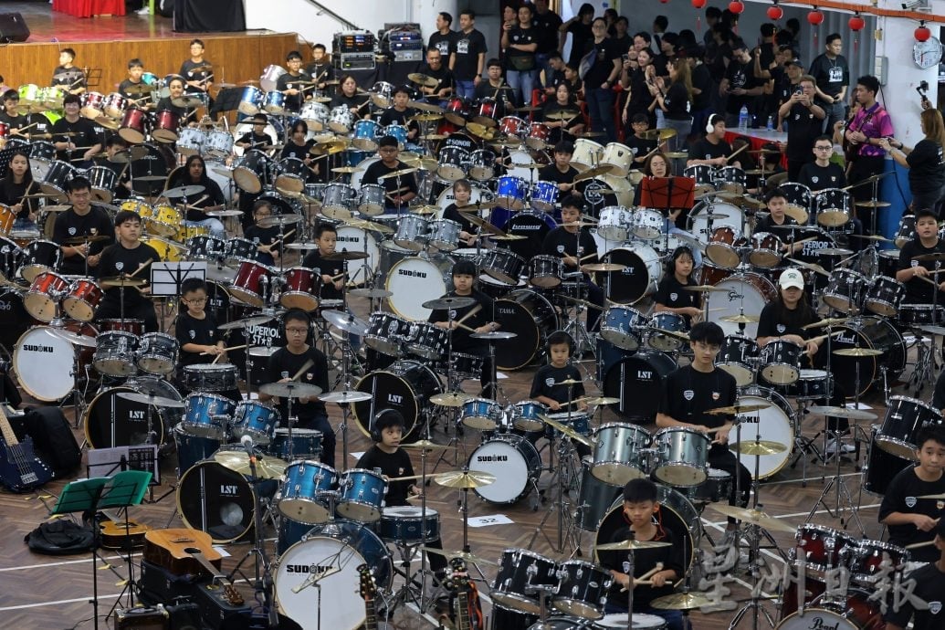全国版：芙中128套爵士鼓齐奏创大马纪录