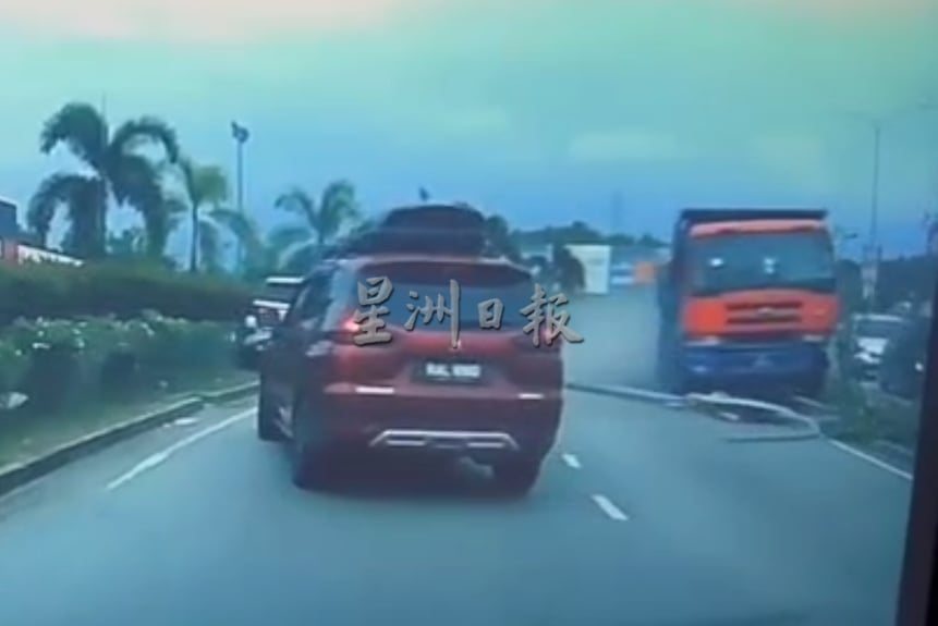惊悚瞬间全录下!罗里失控撞灯柱冲逆向 砸中车视频疯传