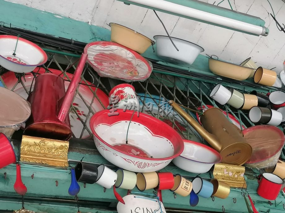 《星角摄》“关丹古早味瓷器店即将熄灯。”