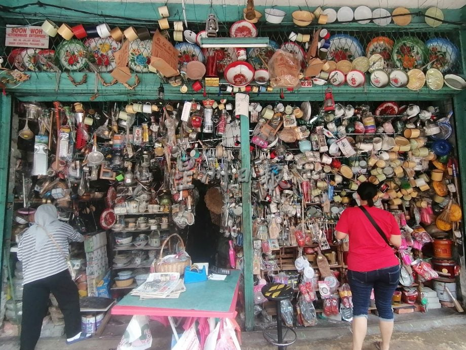 《星角摄》“关丹古早味瓷器店即将熄灯。”